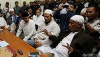 Amien Rais bersama alumni Aksi Bela Islam mendatangi kantor Komnas HAM di Jakarta Pusat, Jumat (28/4/2017). Mereka meminta Komnas HAM mengusut dugaan pelanggaran HAM yang dialami para ulama.