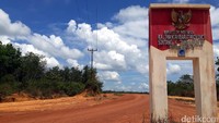 Jalan paralel perbatasan Entikong-Rasau 2 itu sepanjang kurang lebih 140 kilometer (km).