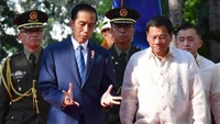 Jokowi nampak berjalan beriringan bersama Presiden Rodrigo Roa Duterte di karpet merah. Dok, Biro Pers Setpres.