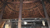 Loteng rumah Siri Gatal, kami tidak boleh naik ke sana. Di rumah ini juga disimpan benda senjata pusaka yang dikeramatkan dan punya kekuatan gaib. Banyak orang meminta jimat dan ilmu kebal di rumah ini (Fitraya/detikTravel)