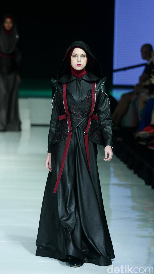 Koleksi terbaru Errin Ugaru yang mengangkat tema Morose di Jakarta Fashion & Food Festival 2017. Ballroom Harris Lt. 5, Kelapa Gading. Jakarta. [Foto: Mohammad Abduh/Wolipop]