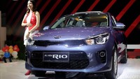 Mobil hatchback pertama yang memiliki fitur sunroof akhirnya diluncurkan produsen mobil asal Korea Selatan Kia lewat Rio. All New Rio generasi keempat ini menawarkan kombinasi dari efisiensi bahan bakar yang lebih baik, inovasi teknologi, fitur keselamatan, kenyamanan, dan karakter fun to drive.Foto: Grandyos Zafna