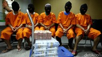 Kepala Badan Narkotika Nasional (BNN), Budi Waseso menyebutkkan bahwa uang Rp 17 miliar lebih itu didapat dari enam orang dan tiga kasus yang berbeda.