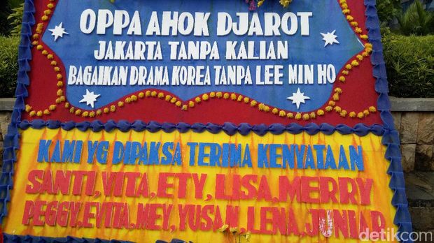 Karangan bunga di Balai Kota. 