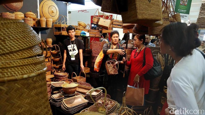 Jelang libur panjang, pameran kerajinan tangan UMKM Inacraft 2017 kembali diselenggarakan. Digelar di JCC Senayan, Jakarta, acara tersebut ramai diserbu pengunjung.