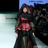 Koleksi terbaru Errin Ugaru yang mengangkat tema Morose di Jakarta Fashion & Food Festival 2017. Ballroom Harris Lt. 5, Kelapa Gading. Jakarta. [Foto: Mohammad Abduh/Wolipop]