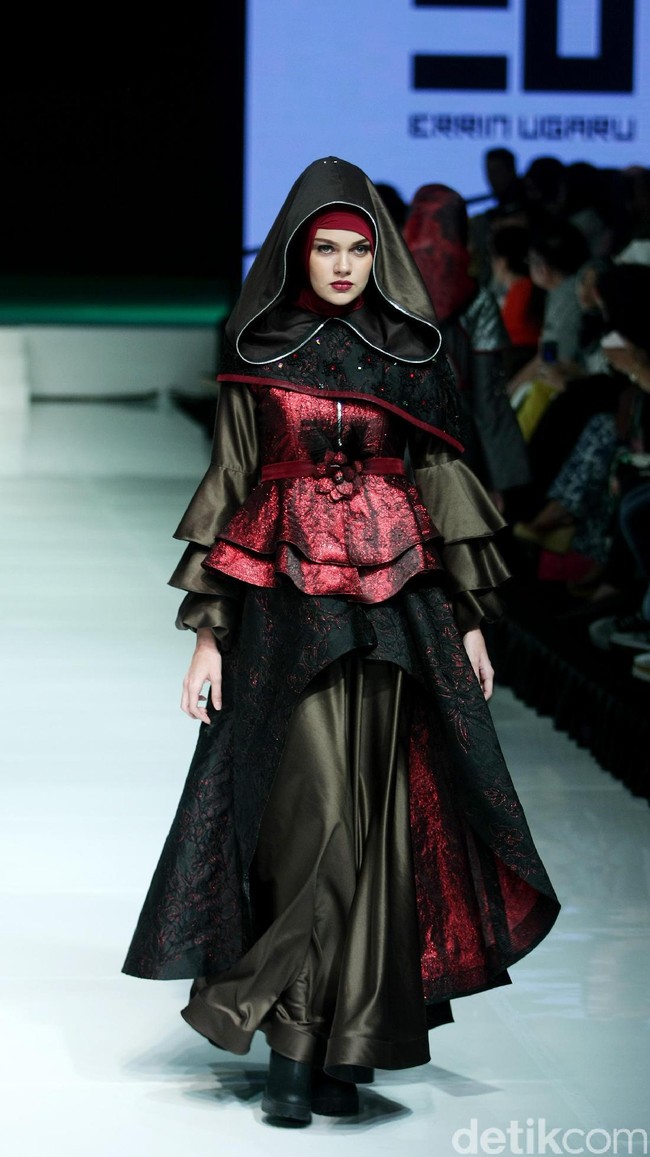Koleksi terbaru Errin Ugaru yang mengangkat tema Morose di Jakarta Fashion & Food Festival 2017. Ballroom Harris Lt. 5, Kelapa Gading. Jakarta. [Foto: Mohammad Abduh/Wolipop]