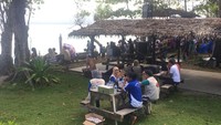 Buat kamu yang tidak berselancar, di pantai ini ada banyak spot yang bisa dipilih traveler untuk menikmati pantai. Kamu bisa duduk-duduk sambil mengobrol dengan teman-teman (Monica/detikTravel)