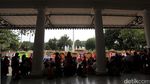 Antusiasme Warga Masih Membludak di Balai Kota