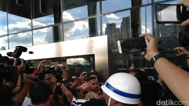 Fahd A Rafiq Ditahan, Pendukung Ricuh di KPK