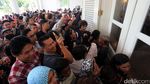 Antusiasme Warga Masih Membludak di Balai Kota