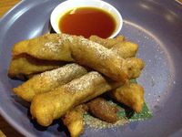 Coffeewar: Di Sini Ada Lumpia Rendang dan Brownies Kemiri yang Unik