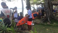 Para peselancar pun tengah bersiap untuk menjajal ombak andalan Tanjung Setia. Konon, ombak di pantai ini bisa mencapai tinggi 7 meter, dengan panjang mencapai 200 meter (Monica/detikTravel)