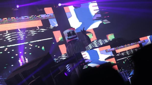 Marshmello saat konser di Jakarta.