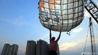 Pekerja angkut melakukan distribusi beras Bulog dari truk ke kapal di Pelabuhan Sunda Kelapa, Jakarta.