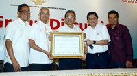 Direktur Pemasaran dan Suply Chain PT Semen Indonesia Tbk, Ahyanizzaman, Direktur Utama PT Pos Gilarsi, Wahyu Setiono, Direktur Usaha Angkutan barang dan Tol Laut PT Pelni, Harri Budiarto, Direktur Utama PT Angkasa Pura Logistik, Hery Sikudo, serta Direktur Operasi PT Pelindo IV, Alif Abadi memperlihatkan piagam kerjasama seusai penandatangan kerjasama, belum lama ini di Jakarta. Dok, Semen Indonesia.