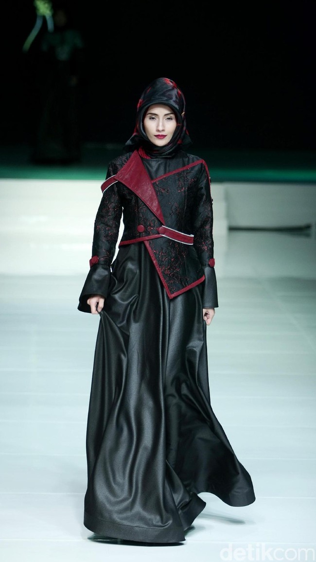 Koleksi terbaru Errin Ugaru yang mengangkat tema Morose di Jakarta Fashion & Food Festival 2017. Ballroom Harris Lt. 5, Kelapa Gading. Jakarta. [Foto: Mohammad Abduh/Wolipop]