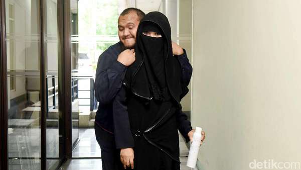 Nikah Diam Diam Indadari Bolak Balik Singapura Demi Suami