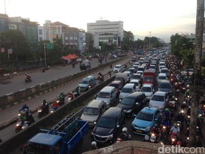 Ada Proyek DDT, Jalan Matraman Arah Kampung Melayu Macet