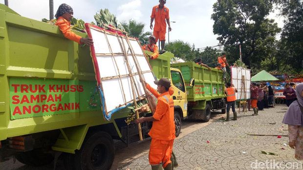 Pasukan Oranye Mulai Angkut Karangan Bunga dari Balai Kota ke Monas