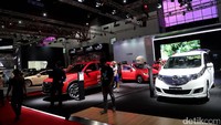 Sejumlah pengunjung tengah melihat jajaran line up Mazda.
