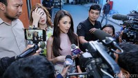 Wanita berdarah Arab ini tengah proses cerai dengan suaminya, Atalarik Syah. Foto: Hanif Hawari/detikHOT
