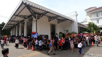 Antusiasme Warga Masih Membludak di Balai Kota