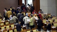 Anggota DPR dari Fraksi Gerindra walk out dari ruang sidang paripurna.