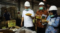 Dari penyimpanan daging, Mendag langsung mengunjungi pabrik minyak goreng milik Grup Musimas yang terletak tidak jauh dari gudang milik PT Dua Putra. Di tempat ini, Mendag mendapat keterangan bahwa stok minyak goreng curah dan minyak goreng kemasan sederhana aman.  Dok, Kementerian Perdagangan.
