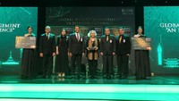Direktur Mastercard Indonesia, Tommy Singgih, Pemimpin Divisi Wealth Management PT Bank Negara Indonesia (Persero) Tbk, Neni Asriany, Direktur Konsumer Banking PT Bank Negara Indonesia (Persero) Tbk, Anggoro Eko Cahyo, Nasabah BNI Emerald - Ibu Tri Sutrisno, Pemimpin Wilayah BNI Jakarta Senayan, Yanar Siswanto, dan Pemimpin Wilayah BNI Jakarta BSD – Hasan Gozali Pulungan pada acara BNI Emerald Customer Gathering di Hotel Fairmont, Jakarta pada Jumat.