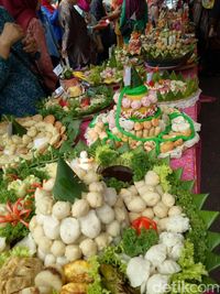 Bukan Nasi Ini Tumpeng Pempek dari Palembang