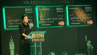 Pemimpin Divisi Wealth Management PT Bank Negara Indonesia (Persero) Tbk, Neni Asriany sedang memberikan penjelasan mengenai layanan baru dan istimewa yaitu layanan Global Wealth Management yang disajikan dengan tema An Extended Experience di BNI. BNI Emerald merupakan satu-satunya layanan perbankan nasional di Indonesia yang memberikan layanan Global Wealth Management yang dapat dimanfaatkan melalui Kantor Cabang BNI di London, New York, Singapura, Hong Kong, Tokyo, Osaka, Seoul, dan Myanmar.