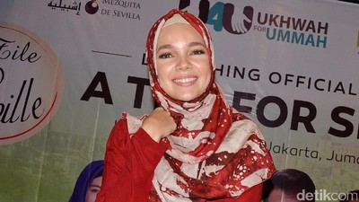 Dewi Sandra Sudah Pantas Jadi Ustazah