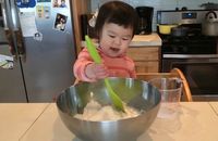 Menggemaskan! Balita 2 Tahun Ini Pintar Membantu Orangtuanya Memasak