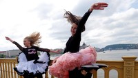 Sukses merayakan hari dansa sedunia, beberapa penari melompat kegirangan. REUTERS/Laszlo Balogh.