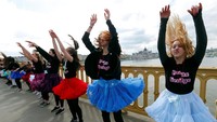 Mereka menari ala balet di Budapests Margaret Bridge, Hungaria, Sabtu (29/4/2017). REUTERS/Laszlo Balogh.