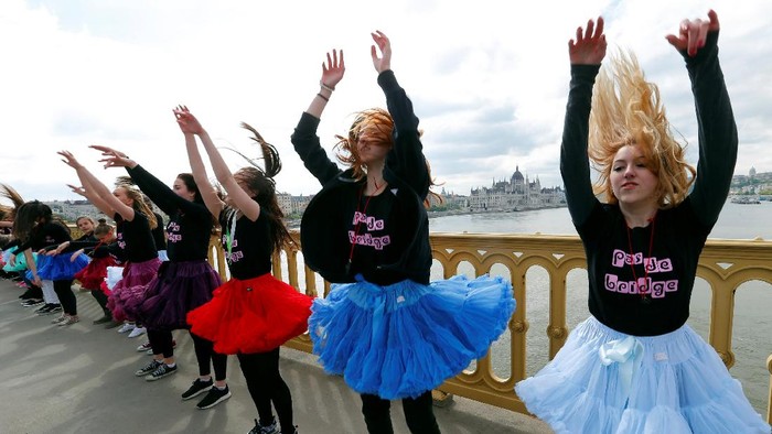 Sejumlah penari muda di Hungaria turut merayakan hari dansa sedunia. Mereka meramaikannya dengan menari bersama di Budapests Margaret Bridge.