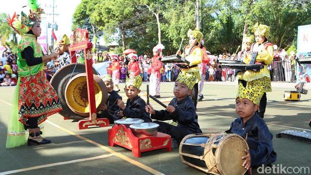 Uniknya Lansia Ikut Festival Marching Band Etnik Ala Banyuwangi