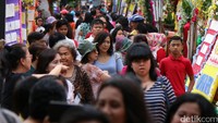 Mereka memenuhi Balai Kota DKI Jakarta untuk sekedar melihat jejeran karangan bunga.
