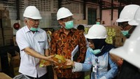 Setelah mengunjungi pabrik dan gudang distributor untuk memastikan stok gula aman jelang lebaran, Jumat (28/4), Menteri Perdagangan Enggartiasto Lukita mengunjungi gudang penyimpanan daging beku dan pabrik minyak goreng.  Dok, Kementerian Perdagangan.