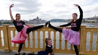 Sejumlah penari muda di Hungaria tengah merayakan hari dansa sedunia yang jatuh setiap tanggal 29 April. REUTERS/Laszlo Balogh.