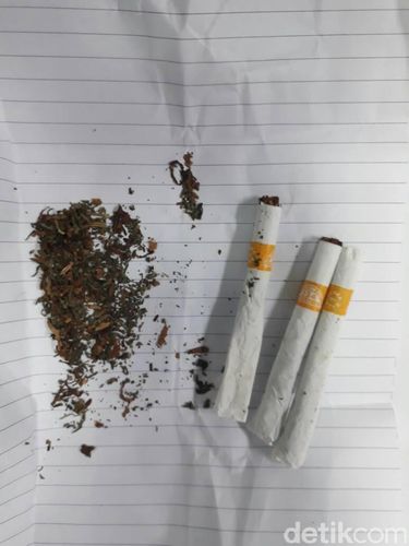 Rokok diduga berisi ganja yang dibawa Iwa K di Bandara Soekarno-Hatta