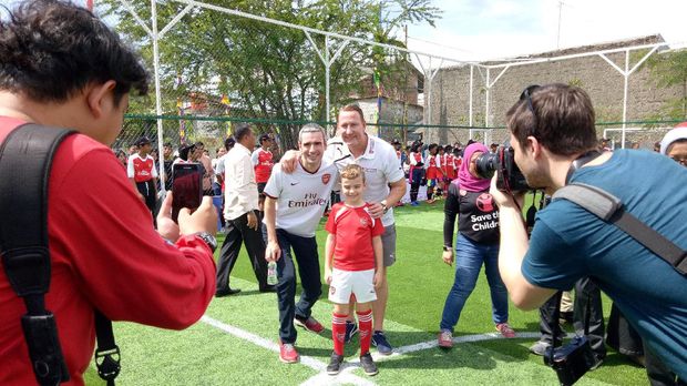 Saat Djarot Goda Legend Arsenal dengan Bahasa Jawa: 'Mrene' Ray