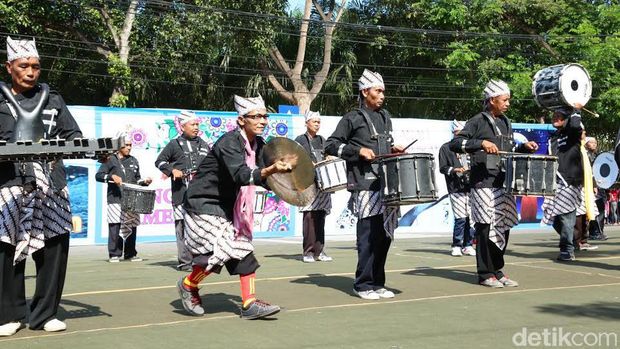 Uniknya Lansia Ikut Festival Marching Band Etnik Ala Banyuwangi