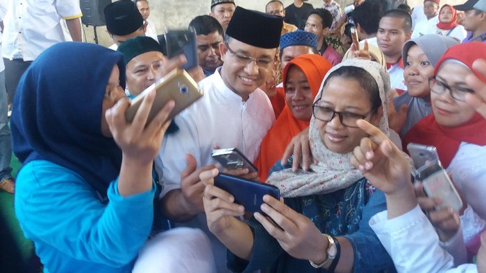 Hadiri Syukuran Relawan di Pasar Rebo, Anies Sampaikan Terima Kasih