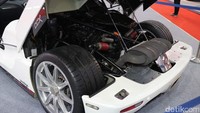 Mesin ada di bagian belakang. CCX ini dibekali mesin berkapasitas 4.700 cc aluminium V8, 4 valves per cylinder, double overhead camshafts. Foto: Dina Rayanti