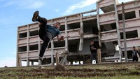 Lewat parkour, mereka bahkan melakukan kompetisi siapa yang dapat melakukan lompatan tertinggi. REUTERS/Alaa Al-Faqir.