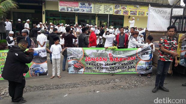 Warga Puncak Berdoa Bersama di Lokasi Kecelakaan Beruntun