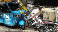 Angkot Tabrak 5 Motor dan Bajaj di Pulogadung, 1 Orang Luka