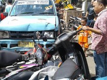 Video: Angkot Tabrak Motor di Jakbar, 8 Orang Luka-luka